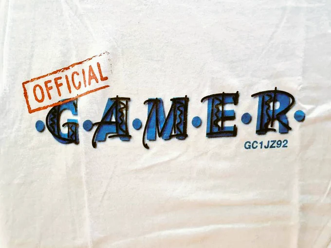 Weißes T-Shirt mit Aufschrift "Official GAMER" und dem GC-Code GC1JZ92.