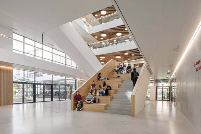 Aula der FH mit Studierenden auf der Haupttreppe
