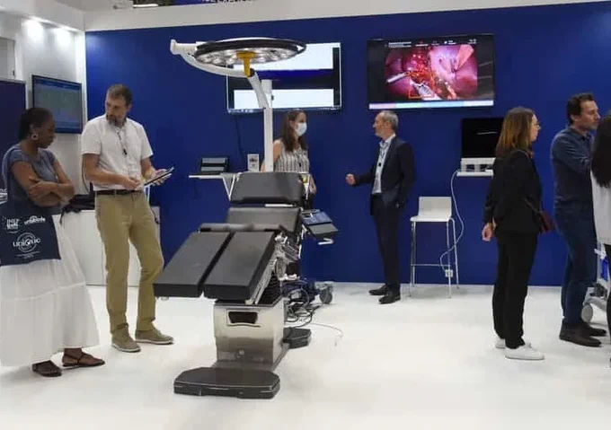 À travers un parcours de 10 scènes, les visiteurs du salon SANTEXPO23 ont pu s’immerger au sein de l’hôpital de demain et découvrir les solutions les plus innovantes déployées au sein des établissements de santé français © SANTEXPO23