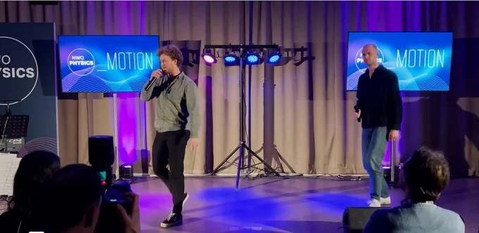Performance by AMOLF scientists
