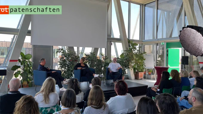 Zu sehen sind Erik Rahn vom BaS und Christoph Steegmans vom BMFSFJ mit der Moderatorin Clara Drammeh auf der Bühne des Aktionstags. 