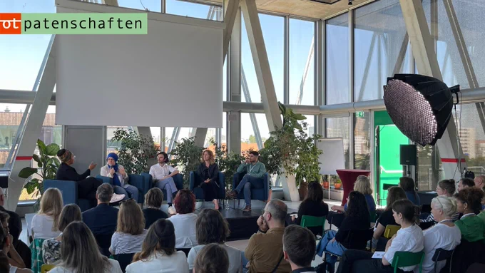 Zu sehen sind Hakan Demir, Ayten Kılıçarslan Sozialdienst Muslimischer Frauen, Lilian Schwalb vom BBE und Fahed Khalili von start with a friend im Gespräch mit Clara Drammeh. 
