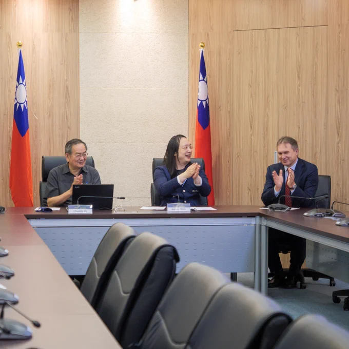 Audrey Tang (center), minister of digital affairs, leads Ho Chuan-te (left), president of the National Institute of Cyber Security, and Paulius Lukauskas, head of the Lithuanian Trade Representative Office, in applauding the first Taiwan-Lithuania e-signed cooperation pact during a ceremony at moda HQ in Taipei.