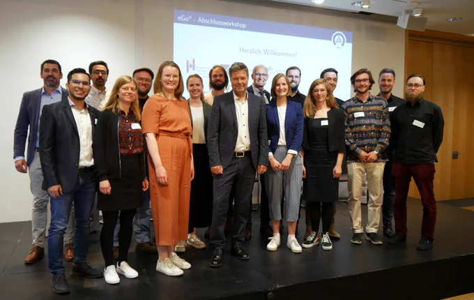 Gruppenfoto des Projektteams von eGo^n zusammen mit Bundesminister für Wirtschaft und Klimaschutz Robert Habeck in der Landesvertretung von Schleswig-Holstein in Berlin.