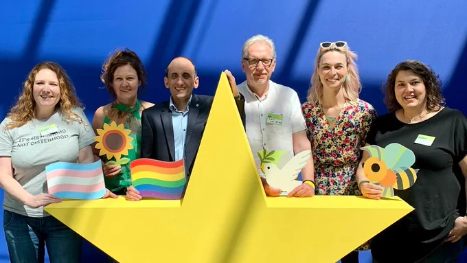 Gruppenbild der Grünen Leverkusen mit einem gelben Europa Stern