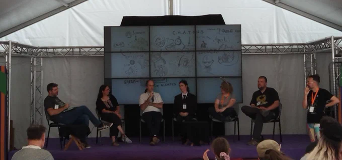 Les participants à la table ronde du Libre sous une tente des Geek Faëries 2023