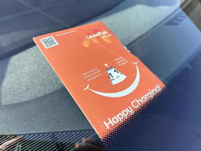 A dial with times on it, produced by LeasePlan and given away with their EVs, that you can put on your Dashboard when charging to tell others how long you'll be.