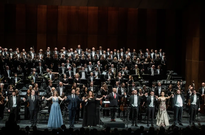 Final applause in the premiere of HÉRODIADE with all participants.
© 2023, Bettina Stöß