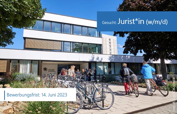 Foto mit Blick zum Eingangsbereich des IÖR, zwei Menschen mit Fahrrädern sowie weitere Menschen im Hintergrund. Textbox: Gesucht: Jurist*in (w/m/d) JETZT BEWERBEN! Frist: 14. Juni 2023