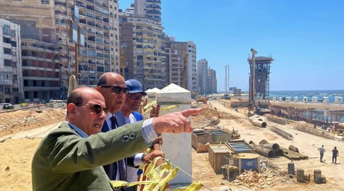 Stadtplaner begutachten die Baustelle