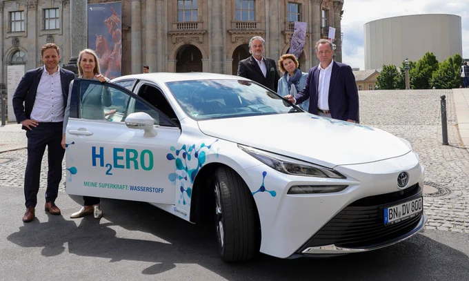 Gerald Linke, Tilman Wilhelm und Schahnaz Lopez vom DVGW präsentieren gemeinsam mit Herrn Knobelsdorf von der NOW ihr neues Wasserstoffauto.