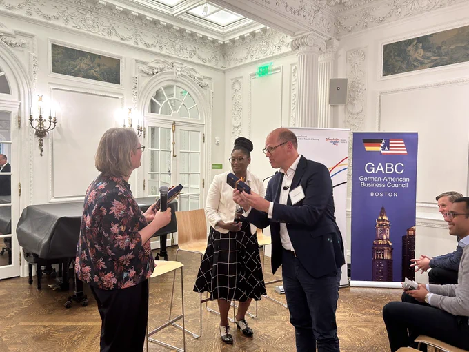 CG Kreibich hands over gifts to the speakers.