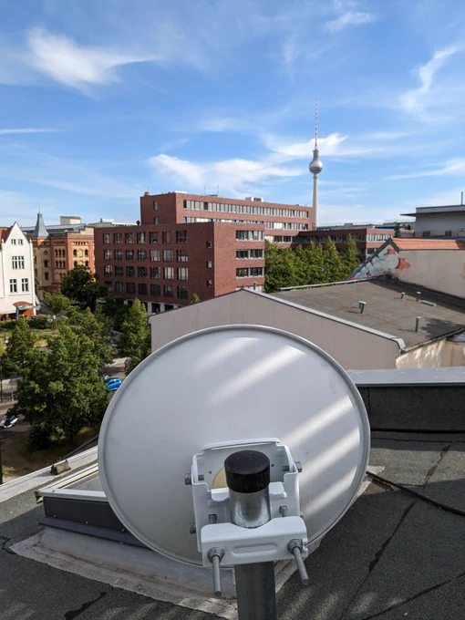 Für die Internetanbindung errichtete unser Richtfunk-Team eine Antenne auf dem Dach der Veranstaltungslocation Pfefferberg mit Sichtverbindung zum Alexanderplatz.