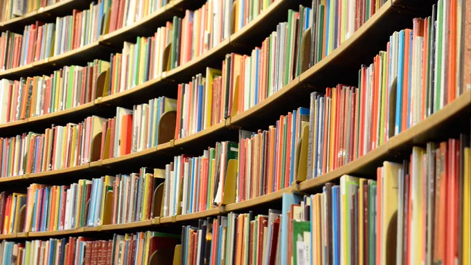 Curved bookshelf