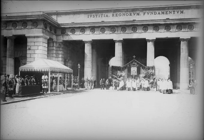 Fronleichnamsprozession der Hofburgpfarre mit dem Kaiserpaar Karl I. und Zita. Osterreichische Nationalbibliothek. https://onb.digital/result/10DD986C