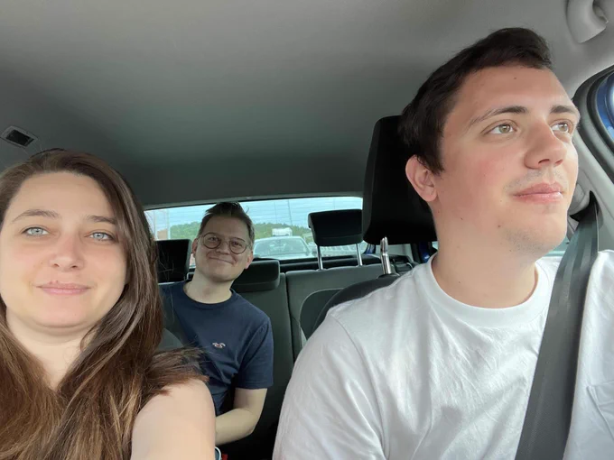 Photo de Effymia, Valou et Alexhantson dans la voiture en direction de Tours