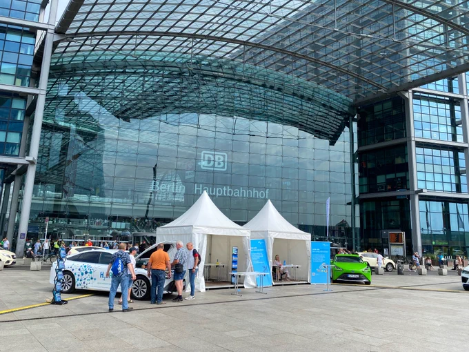Der Start zur Woche des Wasserstoffs 2023 vor dem Berliner Hauptbahnhof.
