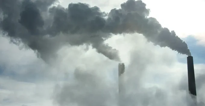 Air pollution from processing plant. Credit: Emanuel Tanjala / Alamy Stock Photo.