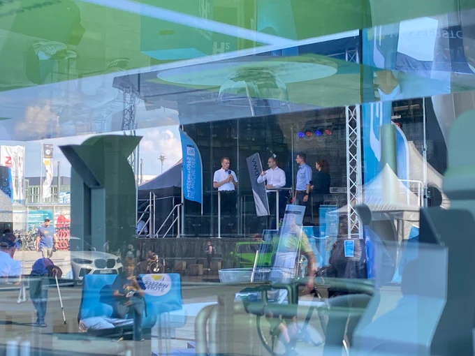 Durch das GASAG-Modell ein Blick auf die Bühne vor dem Berliner Hauptbahnhof.