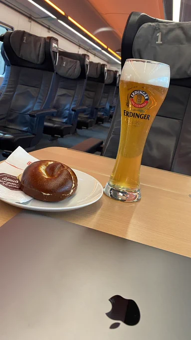 Bier und Brezel auf dem Tisch im leeren ICE
