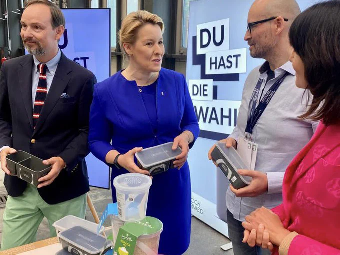 Berlins Senatorin Franziska Giffey liess sich am Freitag von unserem Sykell @EINFACH_MEHRWEG Mitgründer Michael Kappler über #Sykell s Mehrweg-Lösung für den Einzelhandel informieren, die so einfach wie Pfandflaschen funktioniert. Die Senatorin zeigte sich äußerst interessiert: Der geplante kurze Stopp ging nahtlos in eine ungeplante spannende Diskussion über.

Hintergrund: Gemeinsam mit #GreentechFestival -Initiator Marco Voigt und #BerlinPartner -Chef Stefan Franzke besuchte die Senatorin Unternehmen, die mit innovativen Technologien, Produkten und Dienstleistungen für #Nachhaltigkeit, #Klimaschutz und #Energiewende arbeiten. Davon wieder viele #MadeInBerlin.
