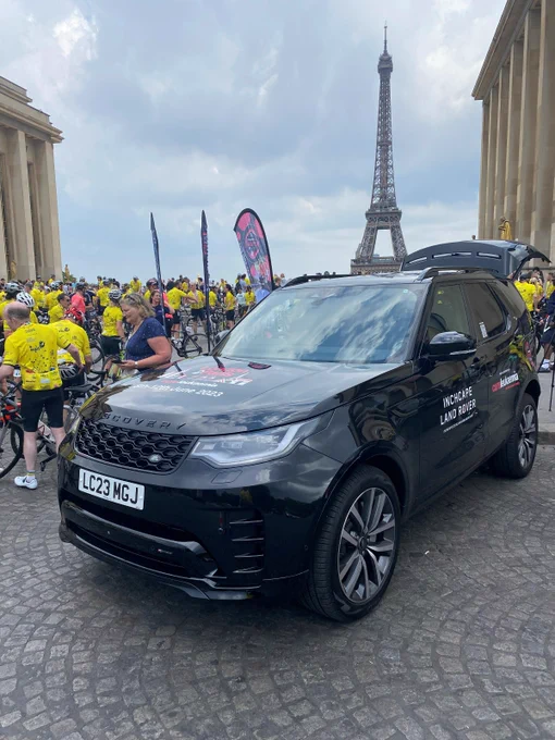 Land Rover Discovery in front of the Eiffel Tower