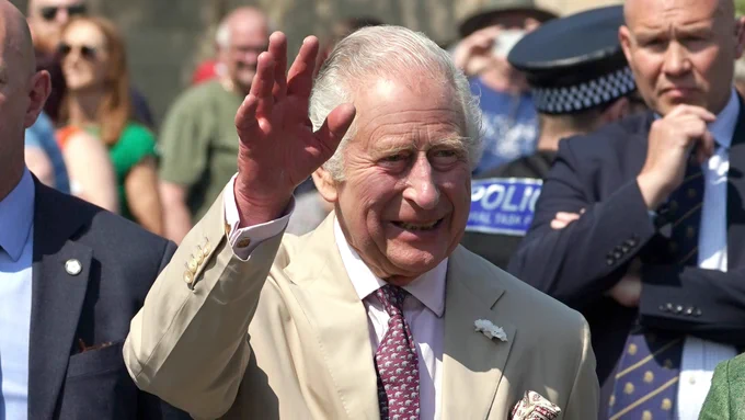 The King waves to crowds gathered in Pickering