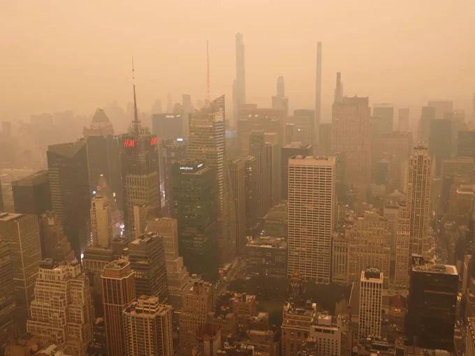 Rauchiger, gelber Smog über New York