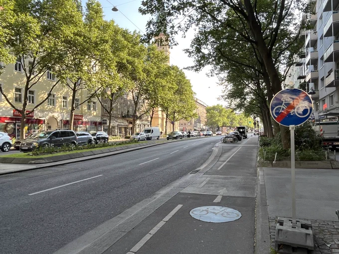 Gesperrter Radweg auf der Praterstraße, Baustelle (angeblicher Grund für die Sperre) nicht erkennbar, daneben 4 Fahrspuren für den Autoverkehr