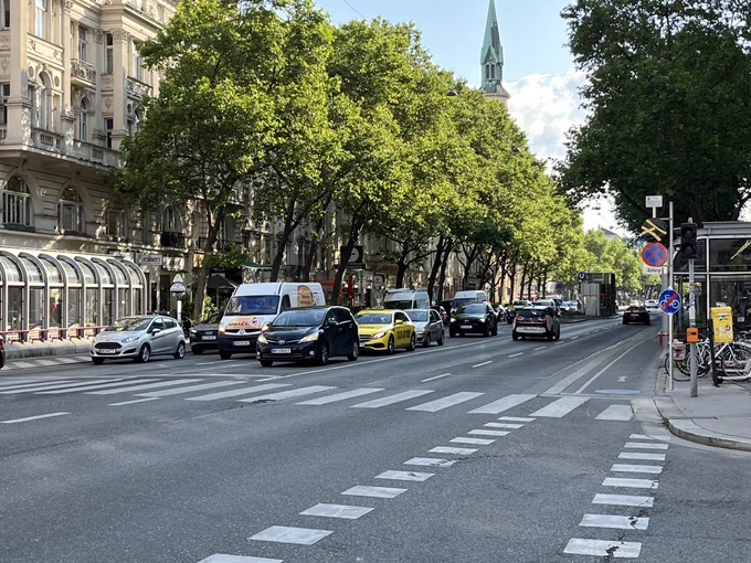 Gesperrter Radweg auf der Praterstraße, für eine temporäre Umwandlung einer Fahrspur in einen Radweg fehlt leider der politische Wille