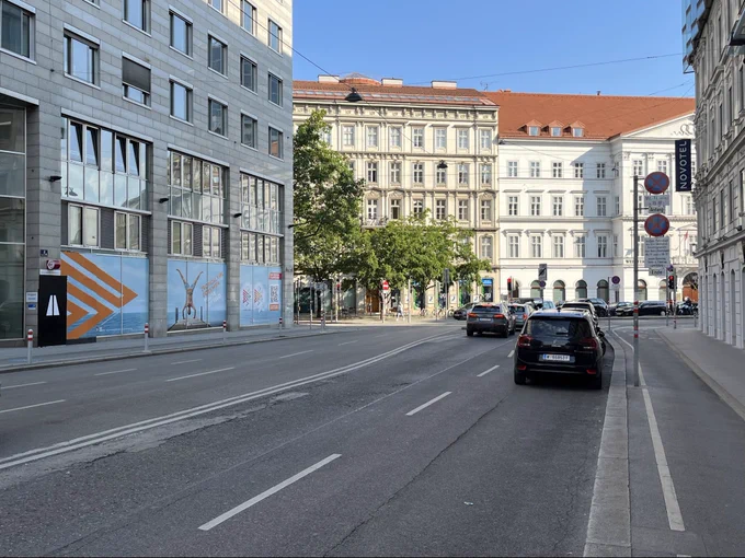 Gesperrter Radweg bei der Praterstraße, rechte Auto-Spur ist ein Parkstreifen