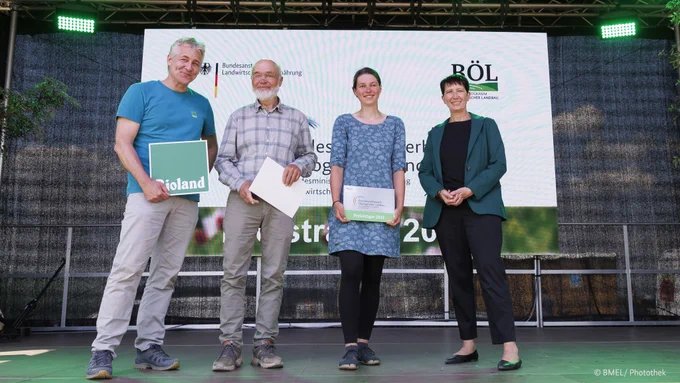 Gruppenbild "Ackerbaubetrieb Mühlenhof" aus Halle während der Auszeichnung auf der Bühne.