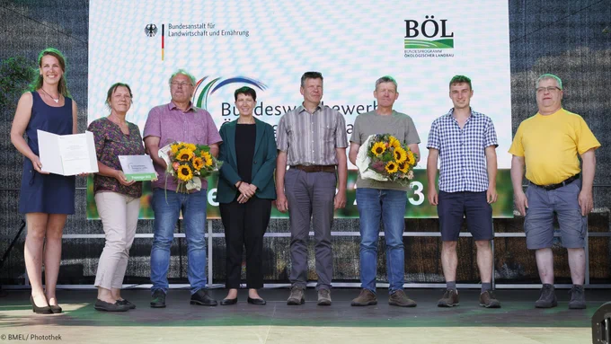 Gruppenbild "Betrieb Hof Ritzleben" aus Arendsee während der Auszeichnung auf der Bühne.