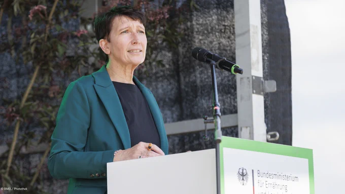 Staatssekretärin Silvia Bender spricht am Rednerpult