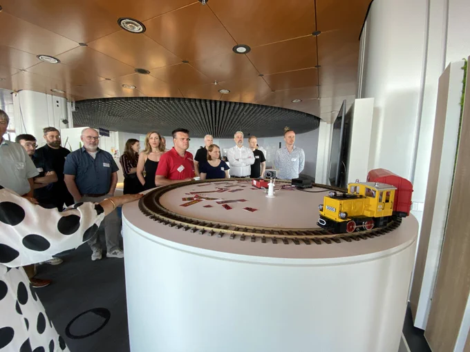 Technik (und Modelleisenbahn) zum Anfassen: Die Teilnehmenden bekommen im Skydeck der Deutschen Bahn Technik und Exponate erklärt.