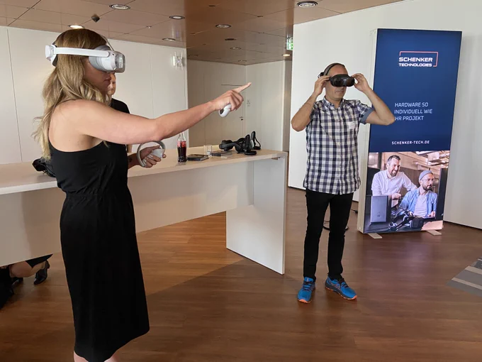 In Action: Teilnehmende der Arbeitskreissitzung beim Ausprobieren verschiedener VR-Hardware und VR-Anwendungen.