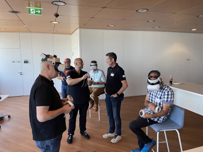 In Action: Teilnehmende der Arbeitskreissitzung beim Ausprobieren verschiedener VR-Hardware und VR-Anwendungen.