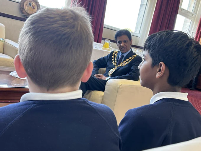 Pupils meet the new Mayor of Oldham.