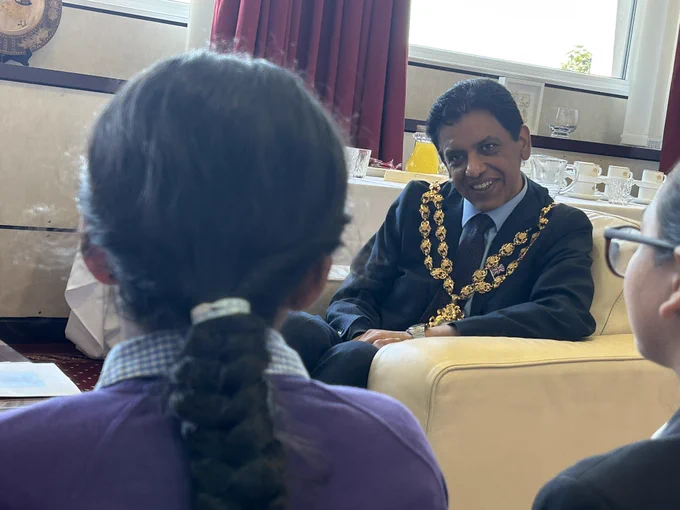 Pupils meet the new Mayor of Oldham.