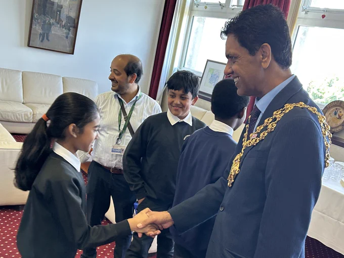 Pupils meet the new Mayor of Oldham.