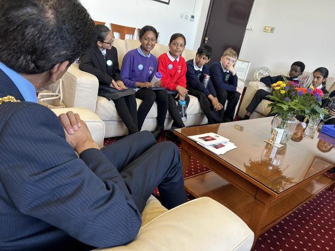 Pupils meet the new Mayor of Oldham.
