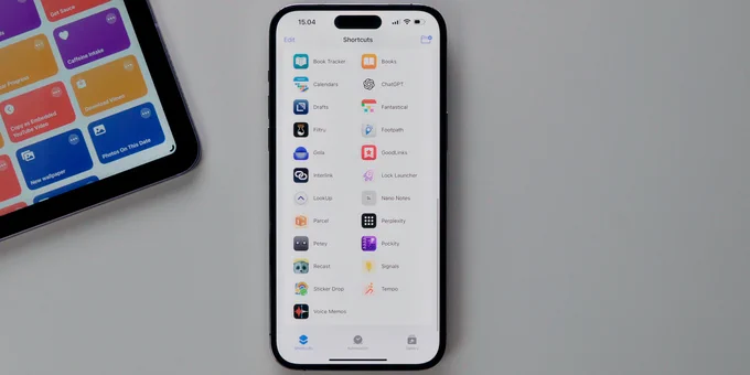 Screenshot aus dem Video, das ein iPhone und die Kurzbefehle-App zeigt.