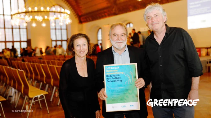 Stephanie Weigel, Roland Hipp und Dietmar Kress von Greenpeace Deutschland mit Urkunde bei der Verleihung Nationale Auszeichnung - Bildung für nachhaltige Entwicklung (BNE) für das Bildungsengagement von Greenpeace Deutschland in München.
