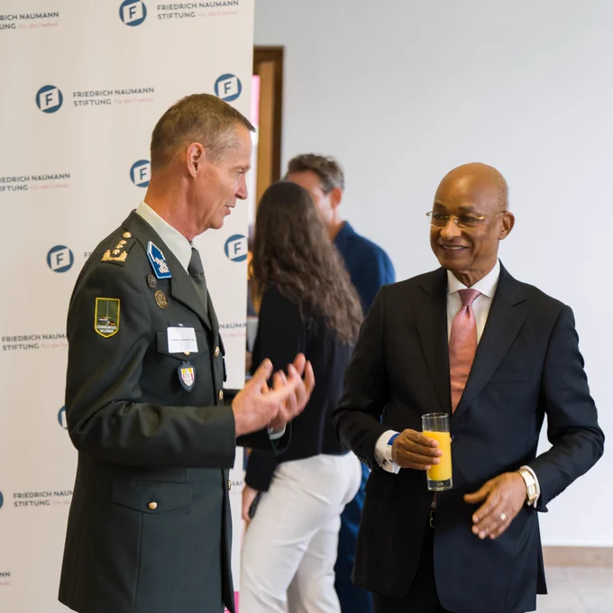 Lt. Gen. Nico Tak, commandeur of 1GNC in exchange with former Prime Minister of Guinea, Mr. Cellou Diallo 