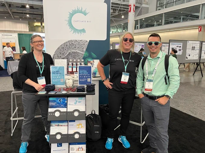 Future Fielder Chris stands with the Captivate Bio team at their ISSCR 2023 booth