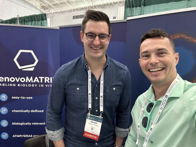 Future Fielder Chris takes a selfie with Dejan from DenovoMATRIX at ISSCR 2023