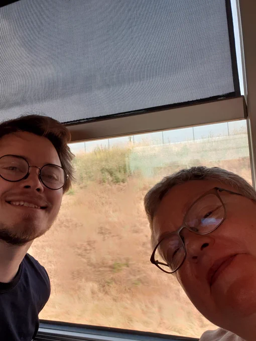 Joppe en ik op de trein naar Leuven 