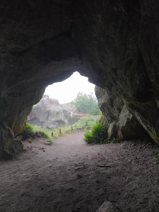 Vue d'une des grotte du Cliersou