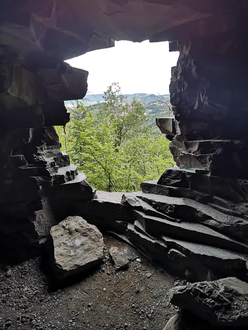 La grotte au dessus de la Pierre carrée : la vue sur Clermont est superbe 