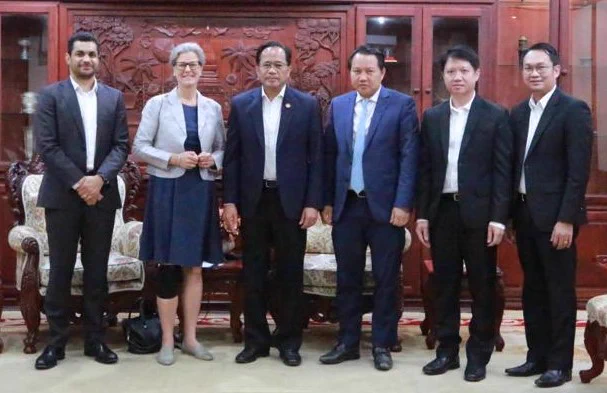 H.E. Mr. Bounleua Sinxayvoravong, Governor of the Bank of the Lao PDR and team together with Ms. Sara Sekkenes, UN RC to Lao PDR and Mr.  Matthew Johnson-Idan, Sr. Economist at the UN RCO in Lao PDR